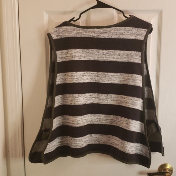 🤯3/$12 Gap Vest Black & White Size M/L - Picture 5 of 5